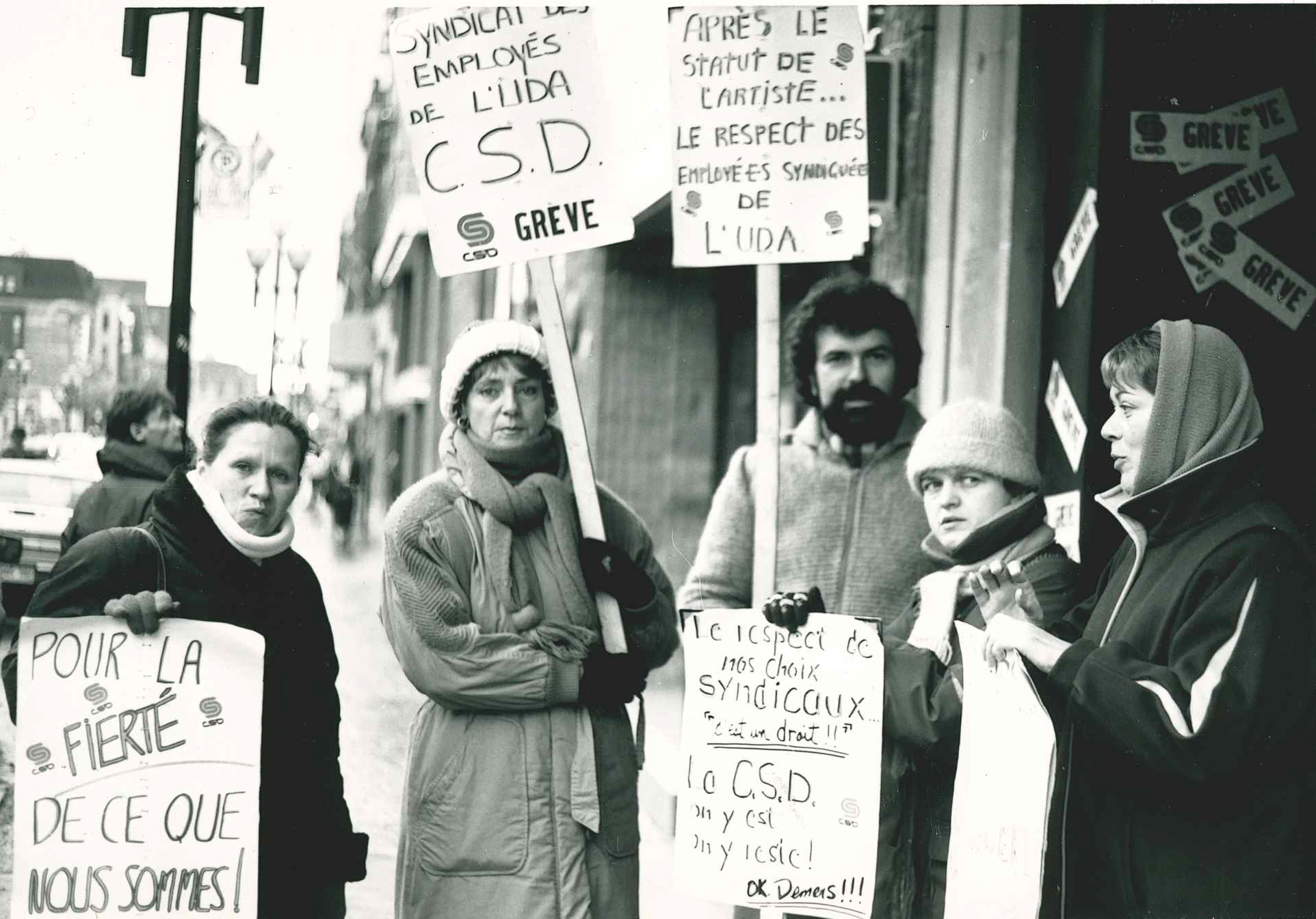 Groupe manifestantes pancartes