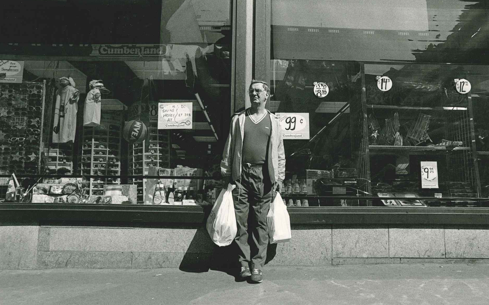 Homme devant fruiterie